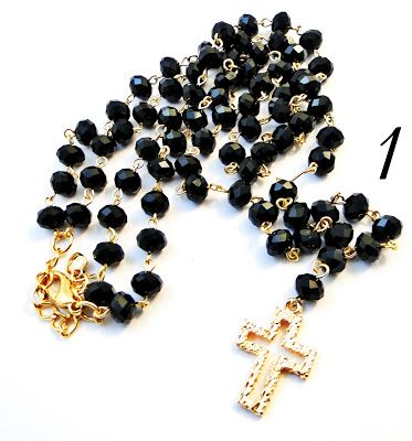 Colar Preto de Cristal com Crucifixo Pequeno